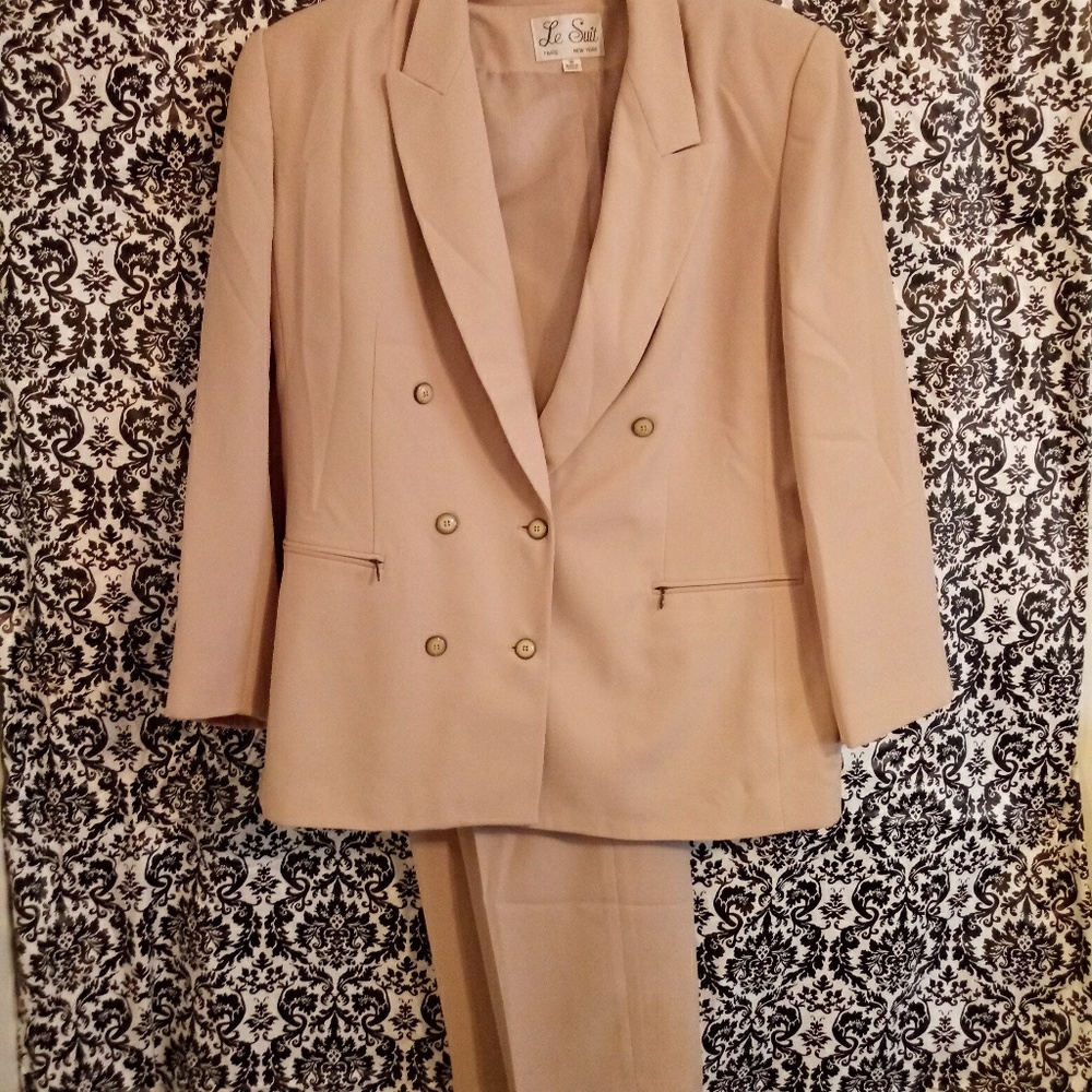 Pants suit